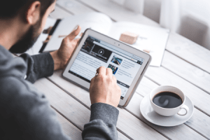 man-coffee-cup-pen-pexels-6335-klein